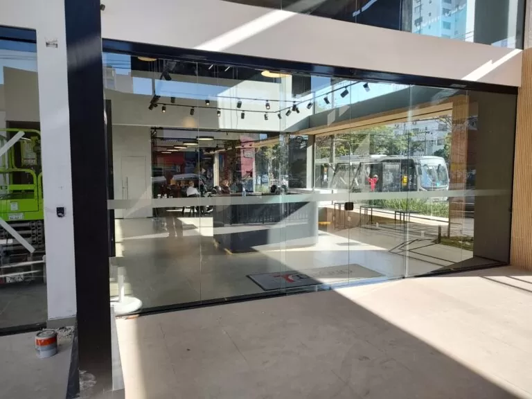 Porta automática de vidro instalada pela equipe New Door em fachada comercial
