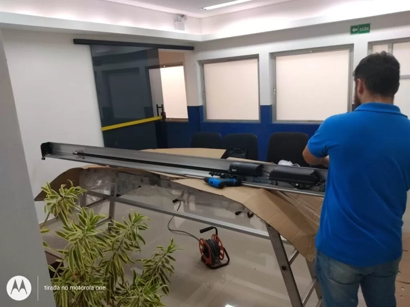 Técnico da New Door realizando manutenção em automatizador de porta automática